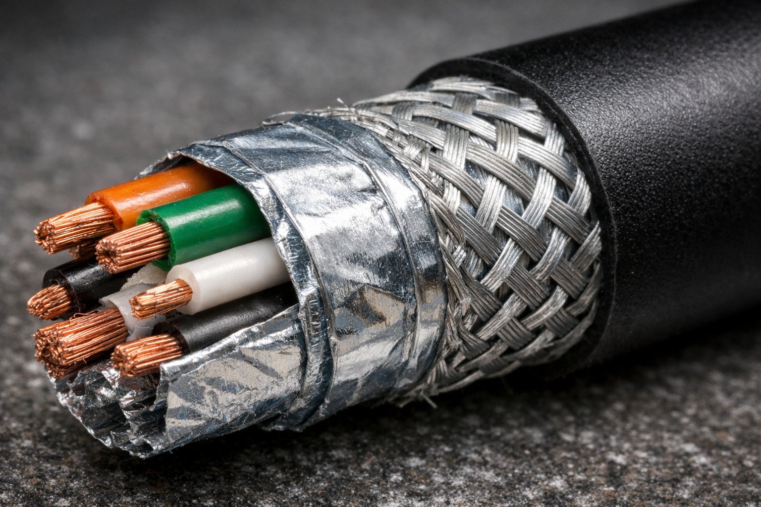 Thunderbolt 3 cable shielding layer and braided shield detail